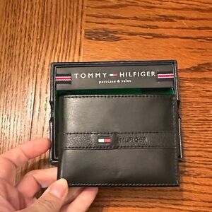 New in box mens Tommy Hilfiger Black Leather wallet